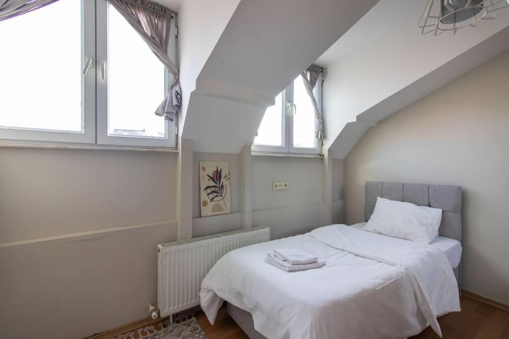 Charming 2br Panoramic Views Penthouse In Maltepe