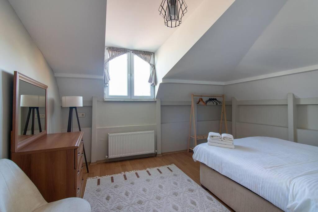 Daire Charming 2br Panoramic Views Penthouse In Maltepe *