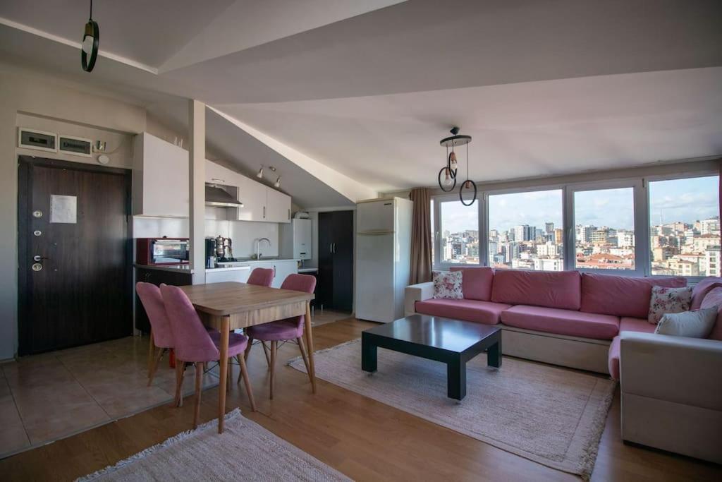 Charming 2br Panoramic Views Penthouse In Maltepe *